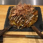 お好み焼き・鉄板 まっちゃん - 弱火でじっくり焼き上げる