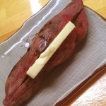 Kitaman - お隣カウンターさまから
                        プレゼント*\(^o^)/*
                        斬新なお料理。
                        これは間違いないっ!！
                        さつまいもばたー＊