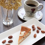 Cheese Cake CAFE MAGY - 新作のアーモンドチーズケーキ。アーモンドの香ばしさとチーズがとてもコーヒーにあいます♡