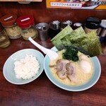 Yokohama Iekei Ramen Konshinya Numazu Ten - らーめんと、サービスライス(中)。