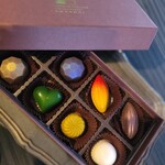 Chocolate House Nagasaki Kuko Uingu Ten - 空港売店で買った茶色の箱入りのもの