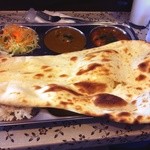 SPICE CURRY HOUSE - Aランチ￥680 サラダ、カレー2種、ライス、ナン