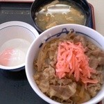 Matsuya Ohtsu Ten - 松屋大津店で牛めし並、280円。クーポン券で半熟玉子をつけました。味噌汁に蓋がしてある。驚きました。