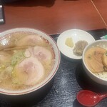 GANJA RAMEN Wakaba Walk Ten - 豚肉祭りな雰囲気です