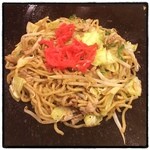 Kintaro Iwatsuki Ten - 焼きそばは醤油味とソース味。写真は醤油味。紅ショウガを混ぜていただきました。