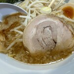 Ramen Menkichi Shinmatsudo Ten - チャーシューデカめ1枚と半熟卵半分がデフォで入ってます◎小だけど野菜も結構入ってる。色薄めだけど、黒マー油がかかってるのがわかります。