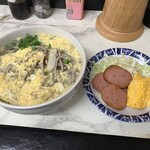 よしのや食堂 - ◆ 玉子生そば (大) ¥400-
      ◆ おかず皿¥280- ※だったと思う