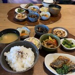 おうちごはん寺子屋 - サバの竜田揚げは揚げたて。
            味噌汁もちゃんと温かいまんま出てきます。
            風の吹く日にあたたまる晩御飯でした。