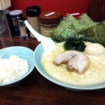 Yokohama Iekei Ramen Konshinya Numazu Ten - 味玉らーめん(塩、880円)。