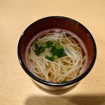 cafe SUNNY DAYS - ◯煮麺
                        塩と醤油の味付けで顆粒出汁な汁の味わいだけど
                        お上品さのあるお味だよねえ
                        
                        生姜で味わいが締まってて美味しいなあ