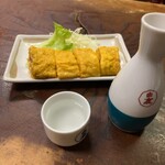 日の出寿し食堂 - 玉子焼き250円、日本酒(小)450円。