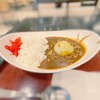 淡路島南パーキングエリア下りフードコート - 僕の前には「淡路島玉ねぎまるごとカレー」という名の挑戦が待っていた。 それは、淡路島産の玉ねぎを丸ごと一個使った、非現実的なほどのカレーだ。