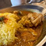 day's curry  - バター風味のスパイスの効いたとろみの少ないチキンカレーとご飯の相性もバッチリでした。
                         
                        次回は是非キーマカレーに挑戦してみます・・・