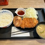 Matsuya Asaka Sensui Ten - ロースかつ&ムートート タイ風豚バラ唐揚げ定食￥950(税込)