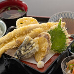 Anago Ryori Senmon Ten Aoshima - あなご1本揚げ天ぷら定食　　　　　※特にスタッフもイチオシする《あなごの天ぷら》衣はサクッ、中のあなごはふっくら、とろける様な甘みのあるあなごの美味しさが凝縮していますテレビ朝日《朝だ！　生です　旅サラダ》で全国放送された時も、奈美悦子様から、特にこの《あなごの天ぷら》を大絶賛されました!!!