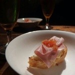 Cigar&Dining Bar  Lista Nera - お通し（ハムとチーズのブルスケッタ）