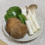 Maruyoshi - 頼んでないけど野菜出てきた\( *°ω°* )✨
                        これはサービス？笑