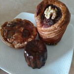 Boulangerie Auvergne - クルミのココット216円と栗のタルト226円とカヌレ182円