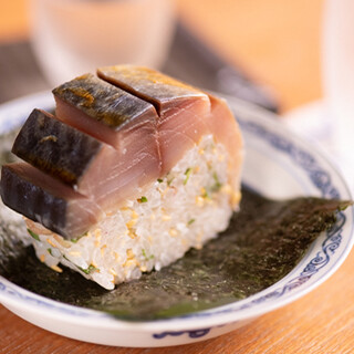 肉厚でジューシーな鯖寿司は食事の〆にも最適。お土産にもどうぞ