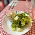 cafe de la poste - 「サラダの黄色い蕾は、わさび菜のお花ですので食べられます」とのこと。
シンプルなフレンチドレッシングでいただくと、少し辛味を感じ…
フレッシュなお野菜がシャキシャキ食感で美味しいですね♪(๑˃̵ᴗ˂̵)