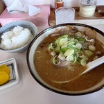 羅阿麺亭 - チャーシューラーメン(しょうゆ)ネギ多め 900円(税込)。
ライス小 180円(税込)。