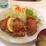 冨士ランチ - ミニとりからあげ定食を、ご飯と付け合わせのナポヌキで。とりからでかっ!これでミニってw