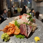 魚屋酒場フィッシャー - 仕入れによって変わる天然魚のみのお刺身盛り