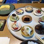 出汁と米 MUKU ARASHIYAMA - 本日の豆皿料理。この種類と数は圧巻です！だし巻き玉子と漬物も同時に配膳