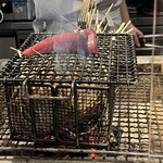 炉端焼き燻銀 - 目の前で藁焼き始まります