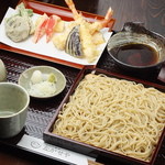 Teuchi Soba Nagaseya - ◇ 天せいろ / 価格：1,730円(税込)
                      
                      【特徴】上質なごま油とサラダ油を独自に配合した天ぷら油で揚げた歯触りの良い衣をまとった各種天麩羅は蕎麦とも相性が良く、食べ応えも十分。スタンダードな蕎麦の旨みと満足感も同時に味わえるお勧めの一品です。