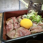 Yakiniku COWSI - カルビは程よいサシでレア感が残る焼き上がり。柔らかく旨味を感じて美味しいですね。^^