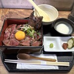 Yakiniku COWSI - 上から。ボーンが添えられワイルド。