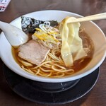 煮干し中華 八 - ワンタンのような幅広麺も