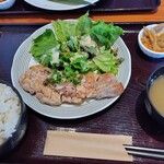 Sanchoku no Gyokai to Nihonshu Shochu Wa Bar Sanchamare - 週替り定食900円（ごはん大盛り無料）