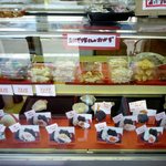 Onigiri Yasan - 店内のおにぎりショーケース