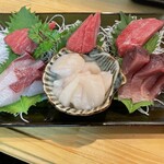 居酒屋 祭 - 料理写真:今回の刺し盛り　マグロは解凍途中。ホタテは甘くて美味しかったです。