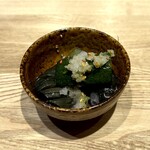 日本橋 三度 - （お通し）ナスとズッキーニの揚げ浸し
            ‥‥出汁の味がほんのり香る季節を感じる一品
            