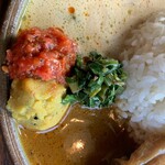 カレークラブ - トメィトゥとポテイトゥのアチャルとサグ（ほうれん草・クレソン）