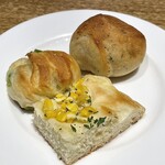 Kamakura Pasta Kurashiki Ten - 枝豆パン、バジルロール、コーンのフォカッチャ