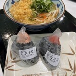 丸亀製麺 - おむすびは鮭・明太子　作り立てで美味しかったです