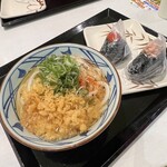 丸亀製麺 - 冷かけうどん並¥390- おむすび¥150- 2個