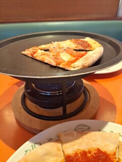 Pizzeria Marino Kani Ten - ピザは自席にあるコンロを使用して、再び温かい状態で食べる事ができる。