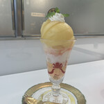 Shibuya Nishimura Fruit Parlour Machida Ten - 特製桃パフェ２６００円。下から順に、生の桃とゼリー、生クリーム、バニラアイス、桃のソルベ、生の桃、生クリームというシンプルな構成ですが、バランス良く、とーっても美味しかったです。