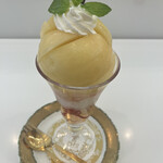 Shibuya Nishimura Fruit Parlour Machida Ten - 特製桃パフェ２６００円。こちらの桃はハイレベルです。シンプル構成ですが、素材を存分に味わえます。