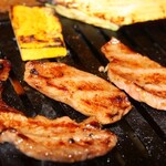 大味園 - 料理写真:ガス式焼肉ロースターで調整しながら焼き上げていきます。