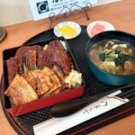 十勝ぶただん - 料理写真:うな重 3,000円(税込)。
トッピング バラ肉 250円(税込)。
ミニラーメン 300円(税込)。