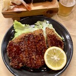 居酒屋加賀屋 - ジャンボメンチカツ400円。