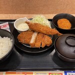 Matsu no Ya Chitose Funabashi Ten - 大麦豚厚切りロースかつ＆有頭大海老フライ（1尾）定食（ライス大盛）+コロッケ