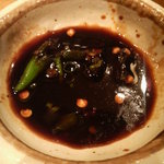 和風居酒屋一心 - 鷹の爪（生の青胡椒）を刺身醤油に溶いて、、刺身を頂く、、ピリッ！