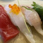 Yatsuko Sushi - 右側から帆立、コチ、ヒラメ、鮪